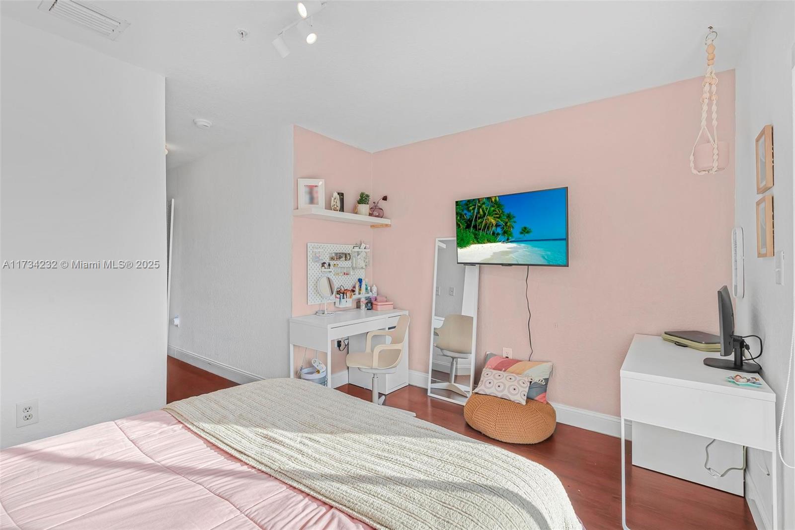 AQUA VISTA TOWNHOMES COND - Residential