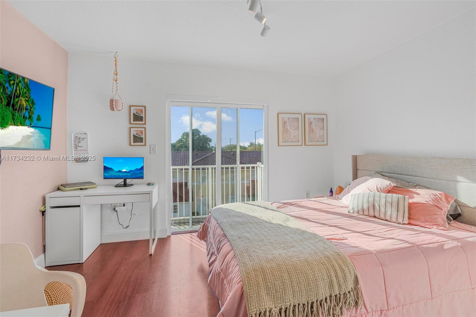 AQUA VISTA TOWNHOMES COND - Residential
