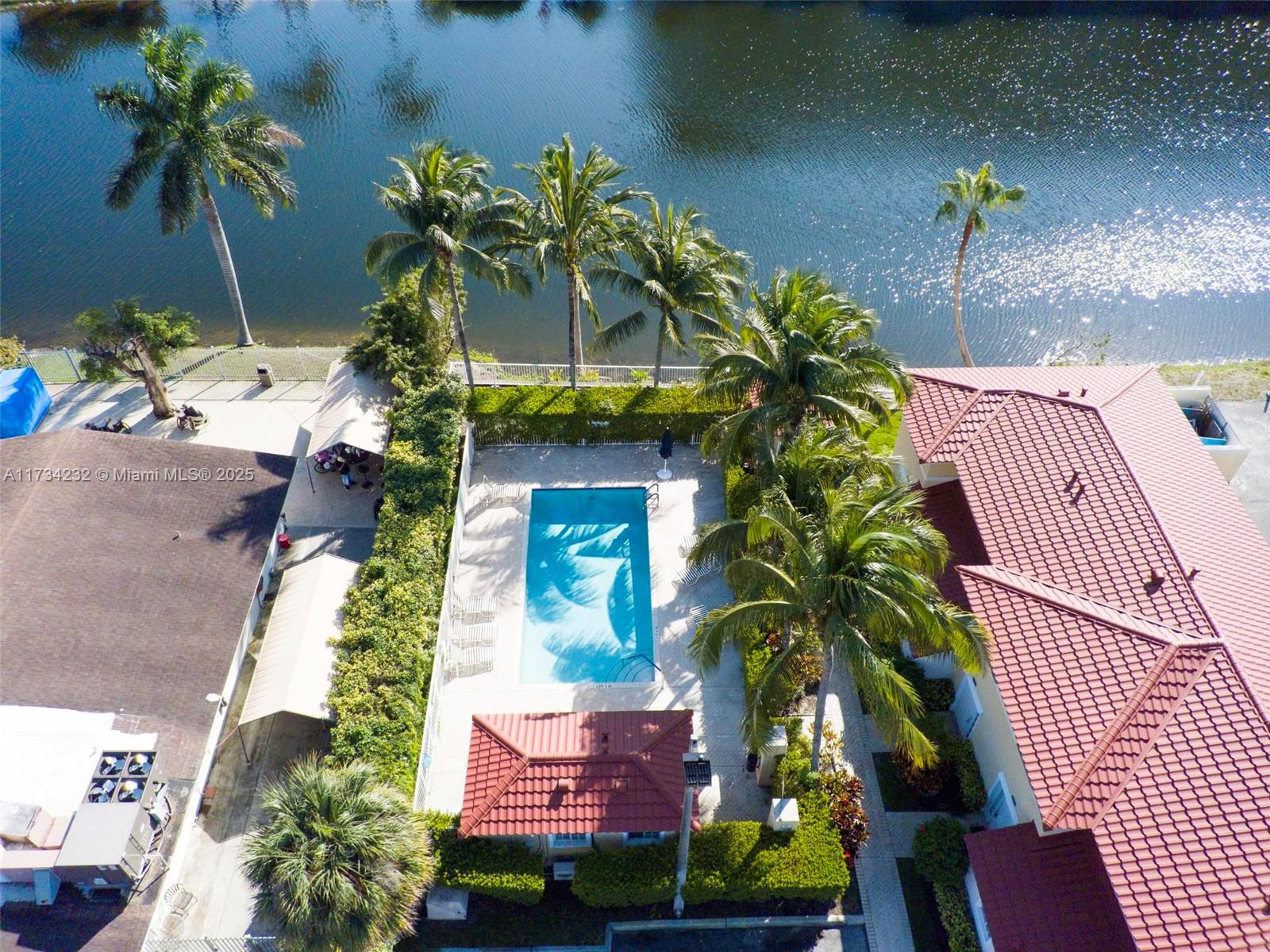AQUA VISTA TOWNHOMES COND - Residential