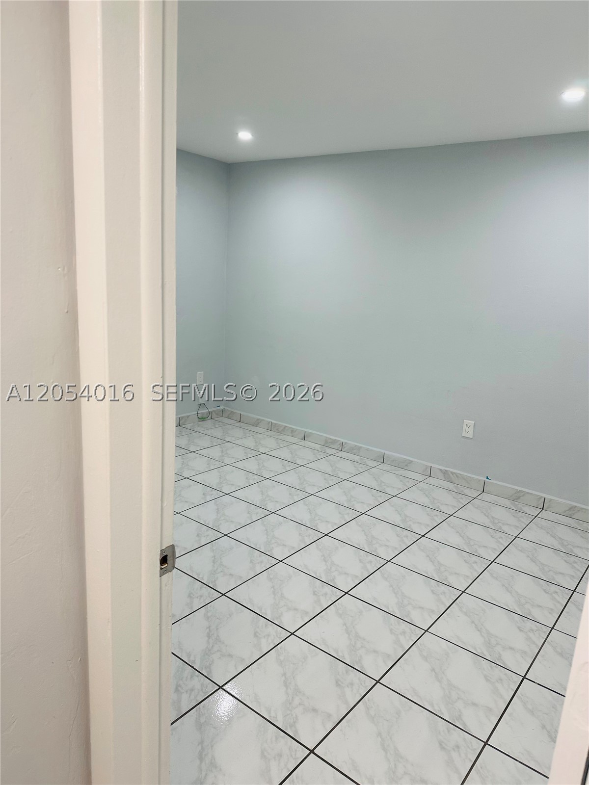 KINGSTON SQUARE CONDO - Residential Lease