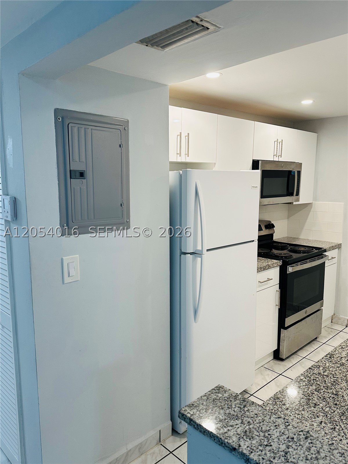 KINGSTON SQUARE CONDO - Residential Lease