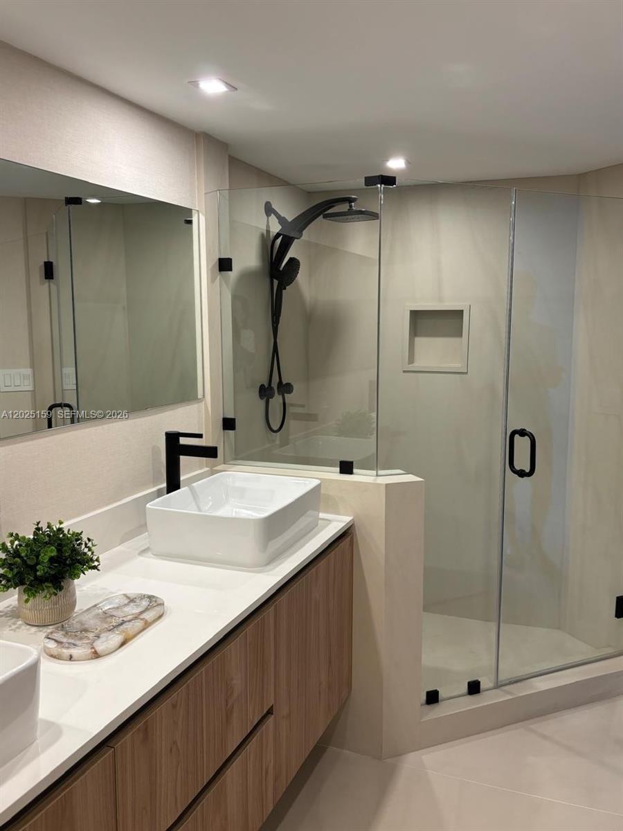 LA GORCE PALACE CONDO - Residential Lease