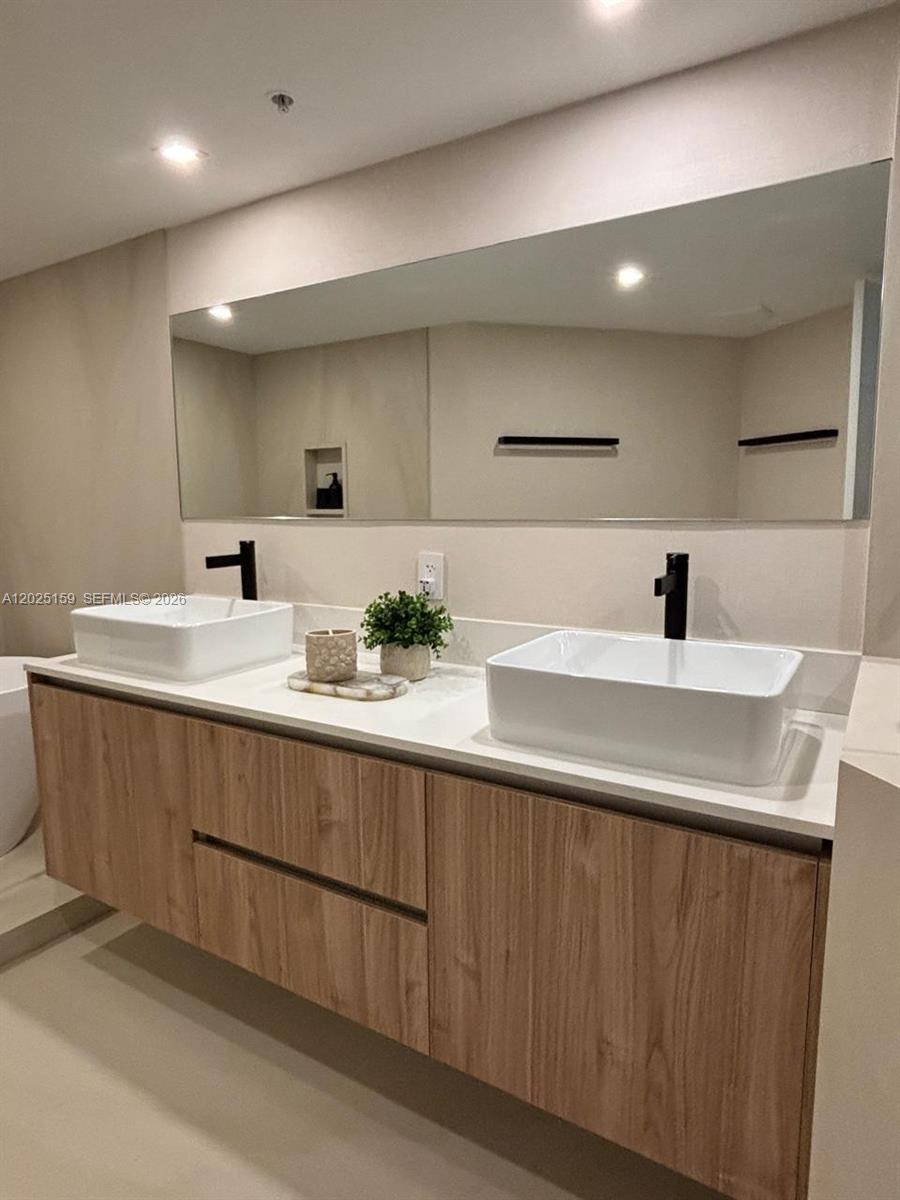 LA GORCE PALACE CONDO - Residential Lease