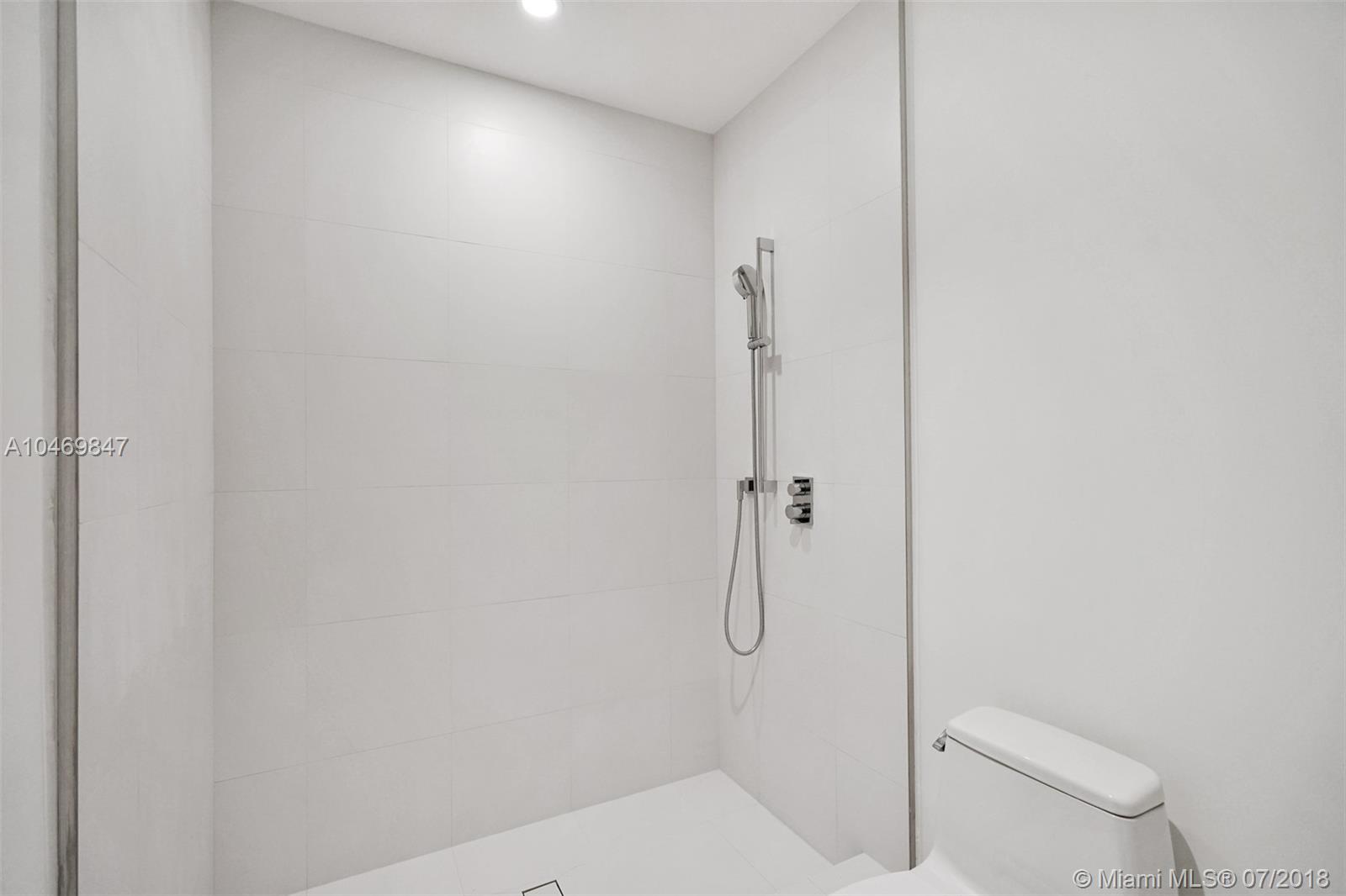 18555 COLLINS AVENUE COND - Residential