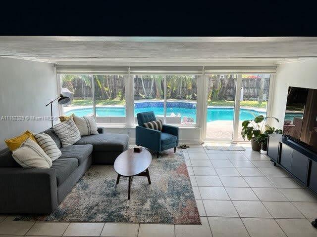 HOLLYWOOD HILLS - Residential