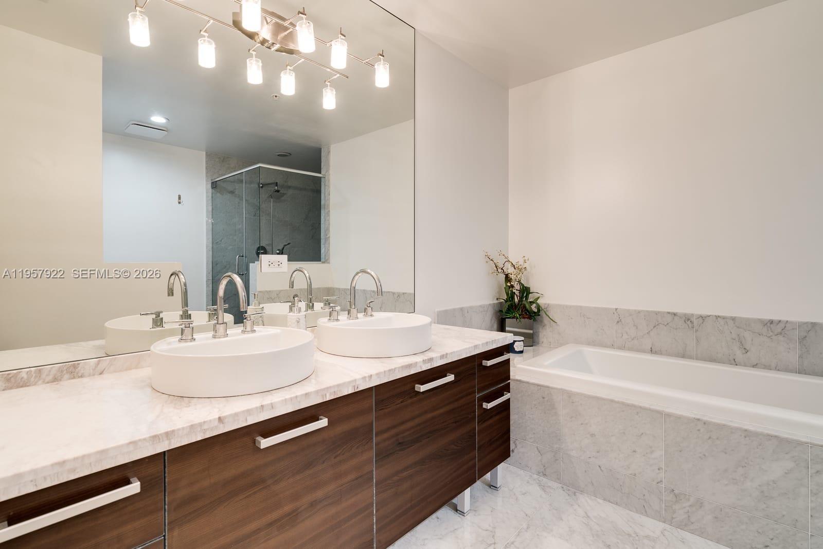 VIZCAYNE SOUTH CONDO - Residential