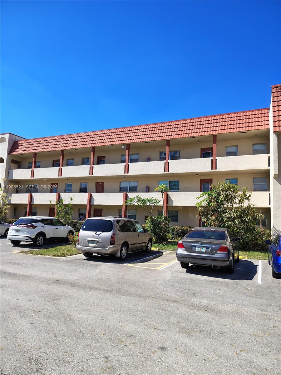 BEAUTIFUL UPDATED 2/2 UNIT IN PRESTIGIOUS SUNRISE LAKES PHASE I, LAKEVIEW, CENTRALLY LOCATED, CLOSE TO MAJOR INTERSECTIONS, HIGHWAYS. CLOSE TO SAWGRAS MILLS MALL, BROWARD MALL AND SHOPPING CENTERS.