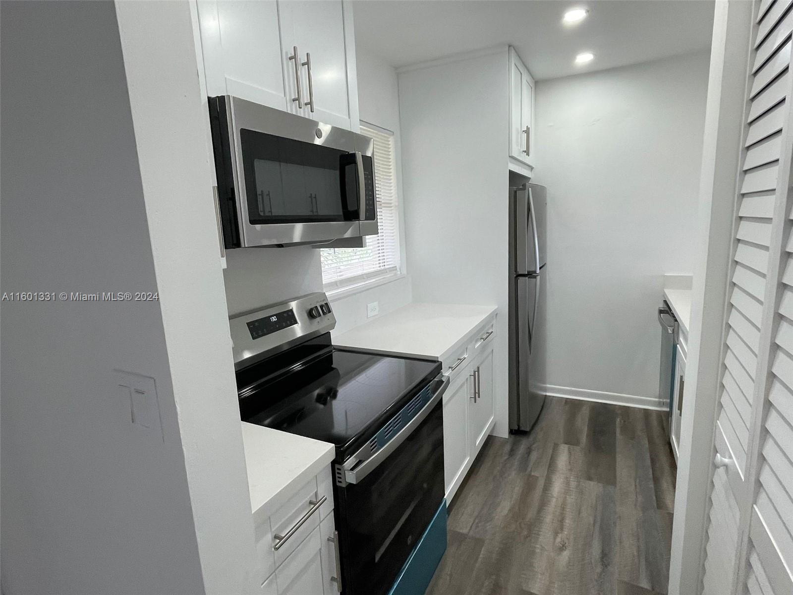 Spacious 2BR/2BA Apartment in Prime Location!
Experience modern living in this beautifully renovated 2-bedroom, 2-bathroom apartment. Great kitchen with stainless steel appliances, Quartz countertops, and ample cabinet space. Enjoy the convenience of in-unit washer & Dryer,  Community Pool, Located close to shopping, dining, and public transportation. Don’t miss out on this exceptional rental opportunity! Minimum Credit score is 620.