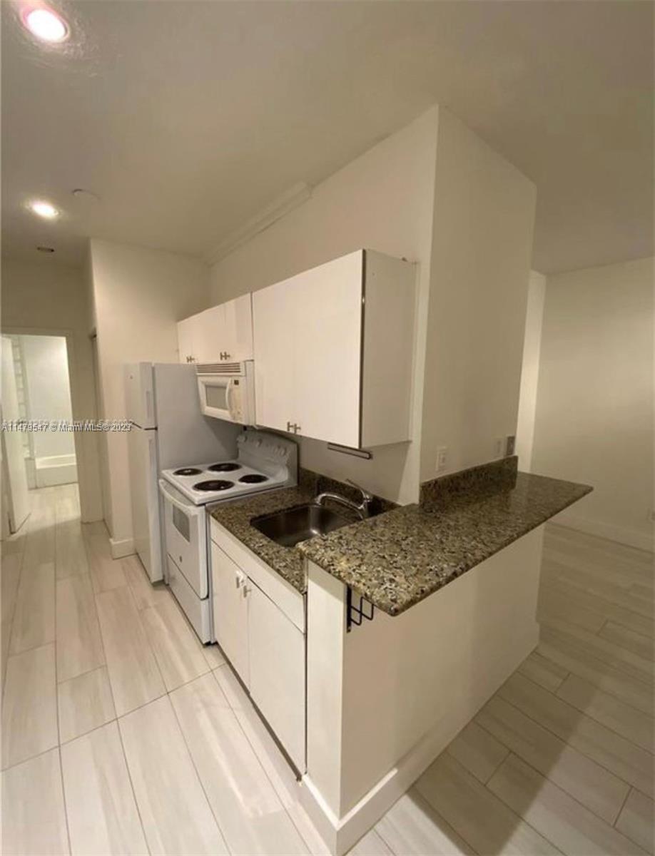 LOCATION! Great unfurnished studio in the heart of South Beach... Blocks away from the beach, Lincoln Rd., Publix, Wholefoods, nightlife and entertainment your heart desires. Located in the 1st floor of the building. Kitchen with granite counter-tops, washer/dryer in unit. Nice floors. Great distribution, Secure building.available November 1, 2023. Easy to show