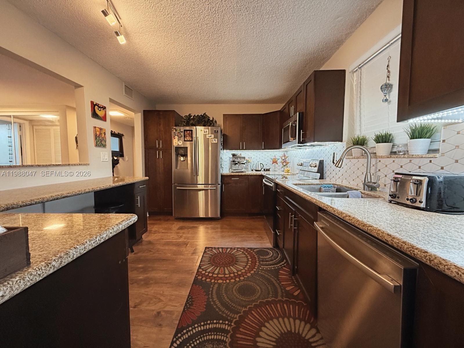 SUMMERTREE VILG CALIF CL - Residential