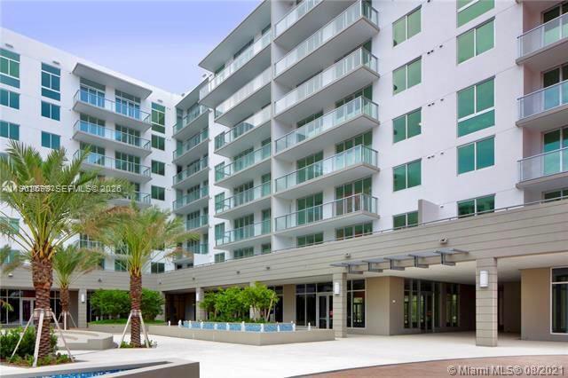 AMAZING CORNER UNIT 3 Bedroom, 3 bathroom at Midtown Doral, modern mixed-use complex in the heart of Doral, Modern kitchen with top of the line appliances, impact windows and doors, modern bathrooms and closets, 2 assigned parking spaces. Steps to Restaurants, Publix, Gym and much more. HOA include water, basic cable and internet. Easy access to Palmetto and Turnpike Highways.
