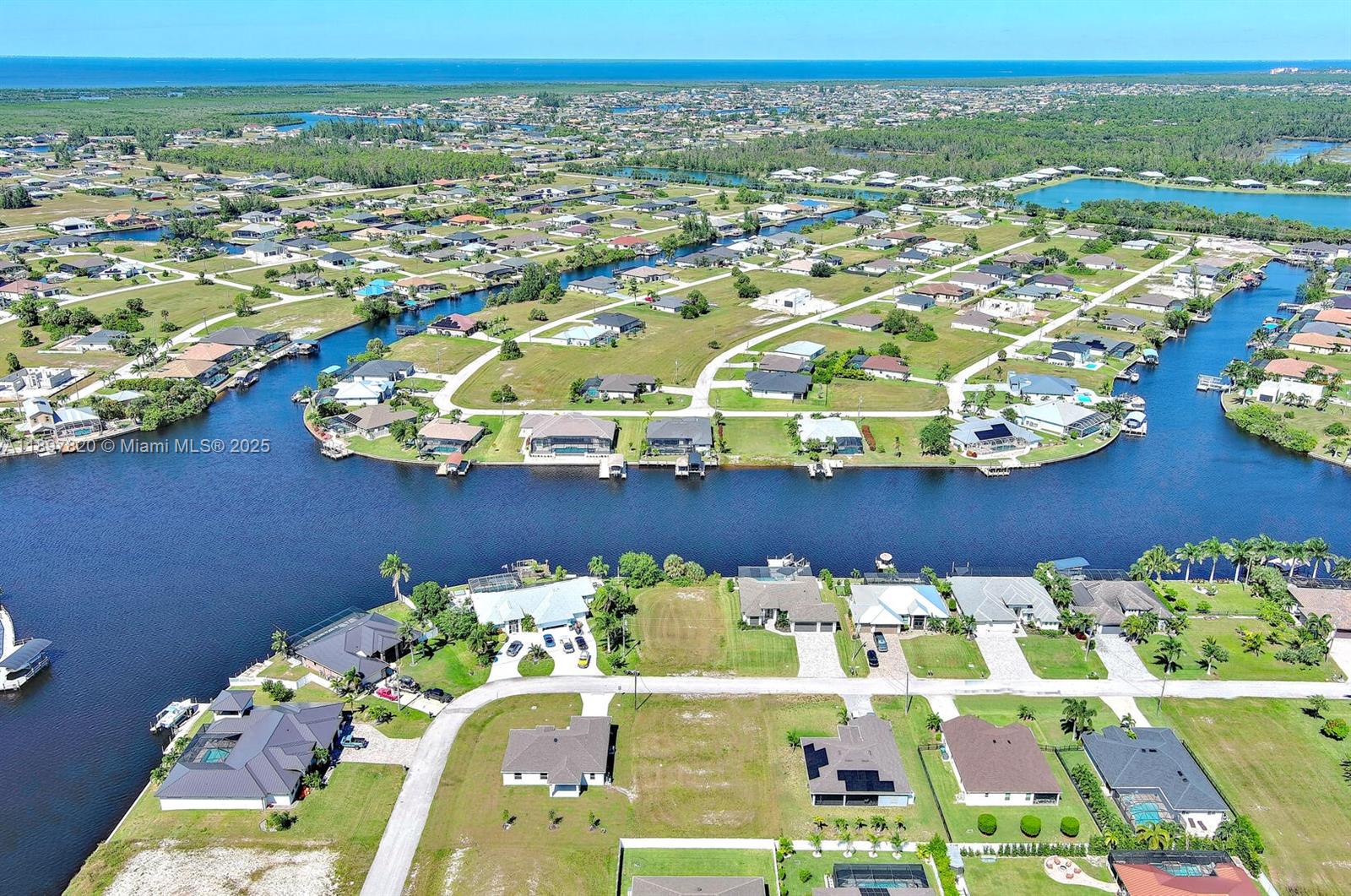 CAPE CORAL - Land
