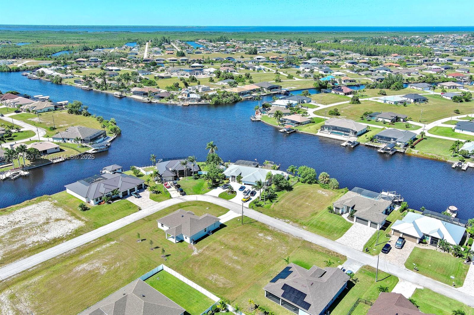 CAPE CORAL - Land