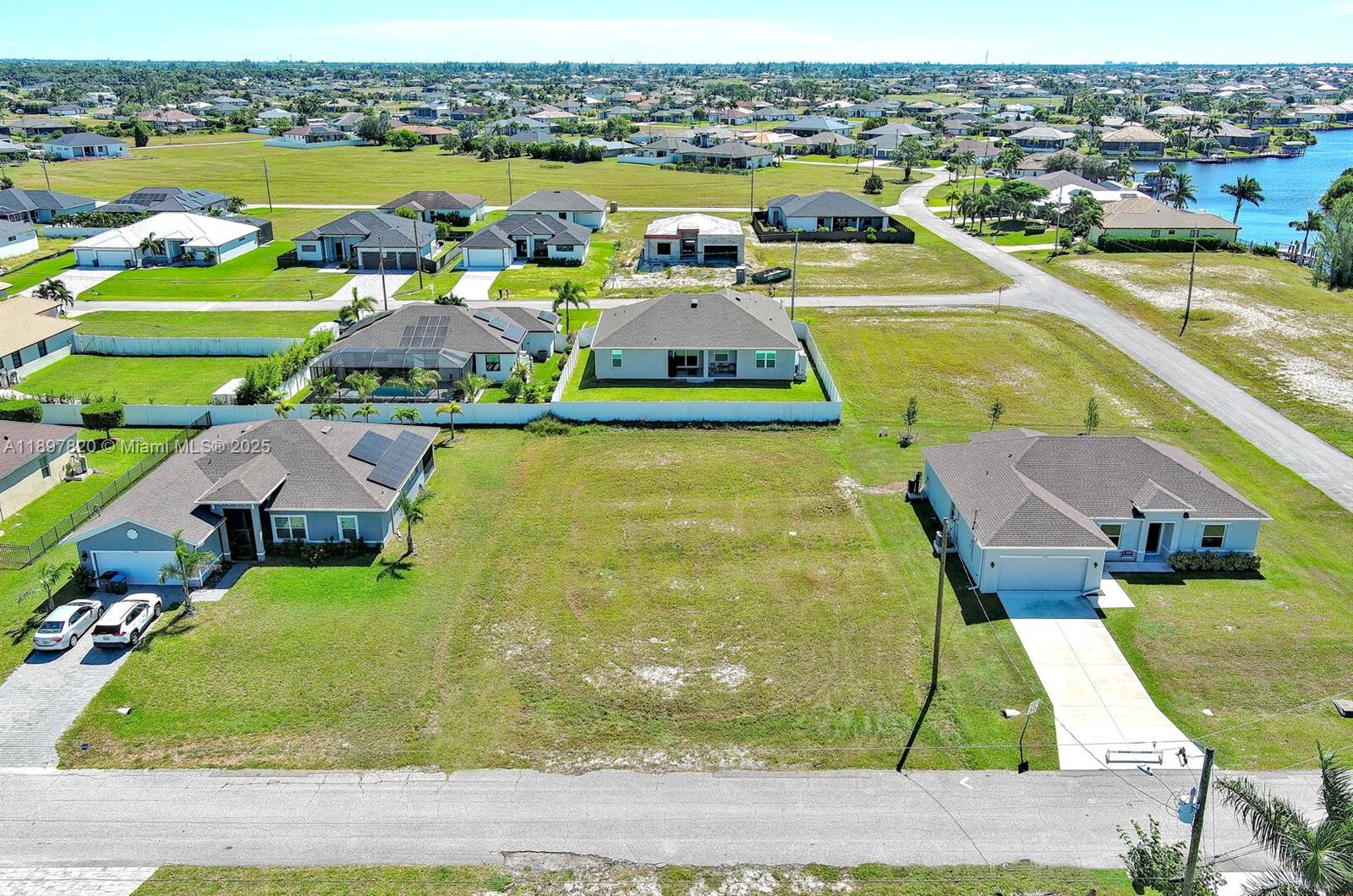 CAPE CORAL - Land