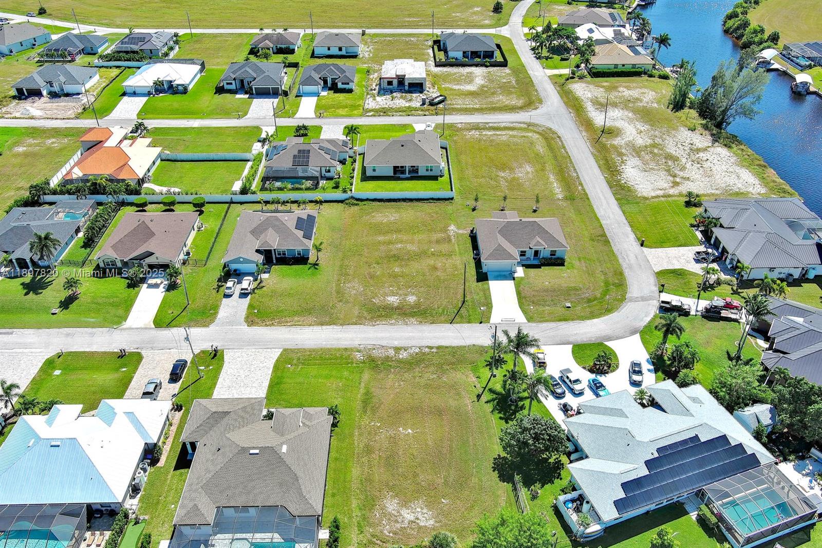 CAPE CORAL - Land