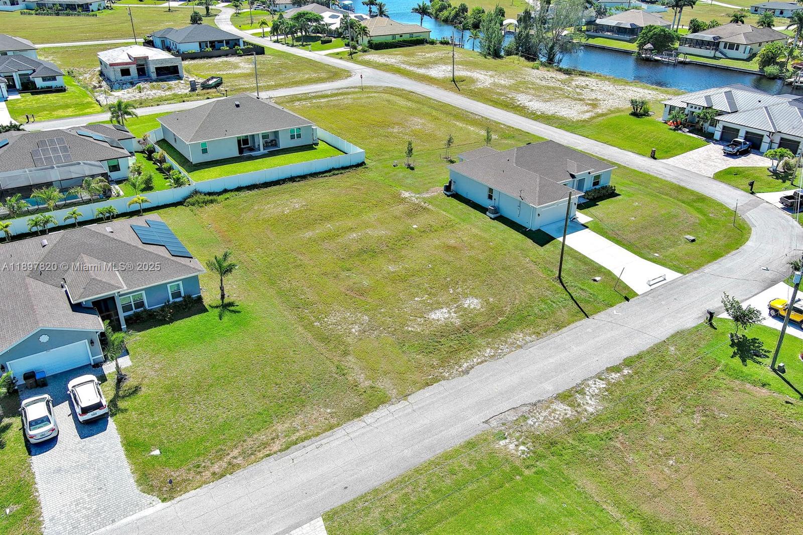 CAPE CORAL - Land
