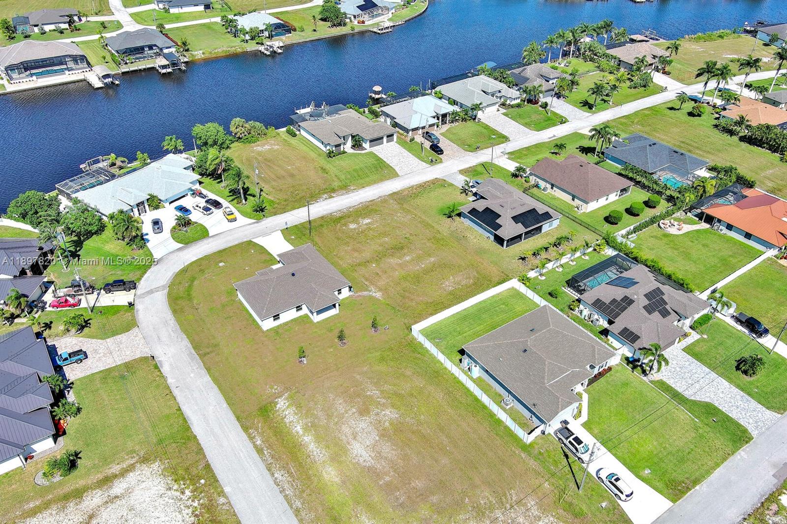 CAPE CORAL - Land