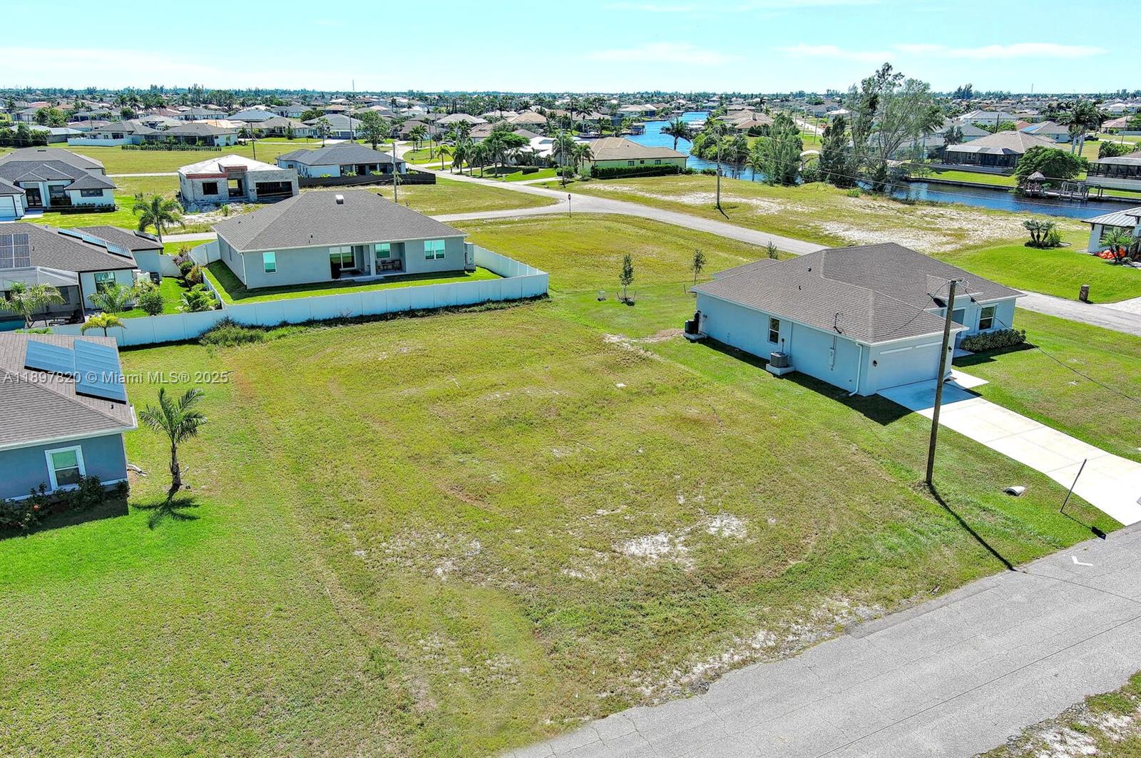 CAPE CORAL - Land