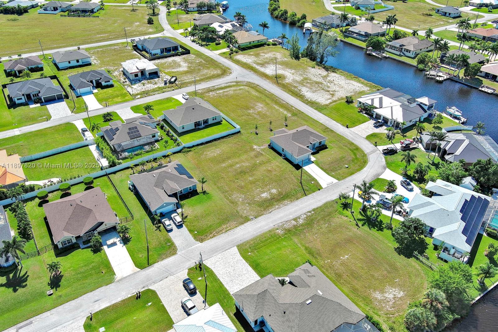 CAPE CORAL - Land
