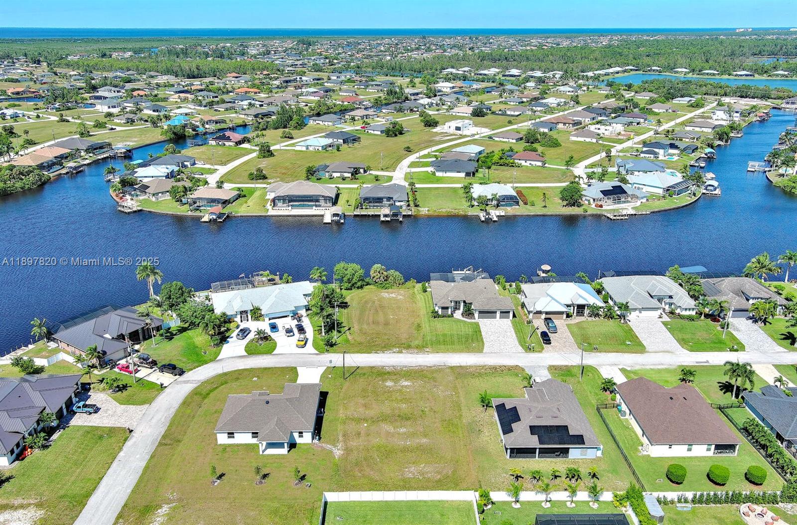 CAPE CORAL - Land