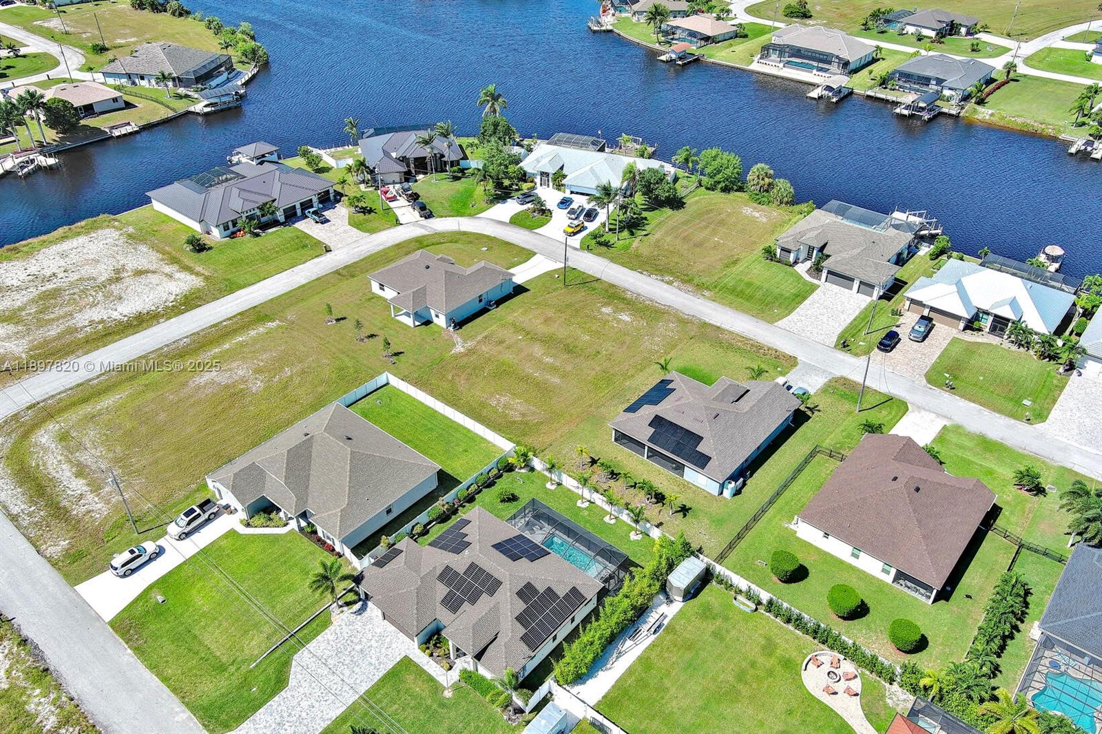 CAPE CORAL - Land