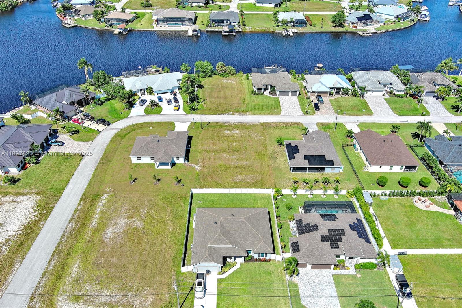 CAPE CORAL - Land
