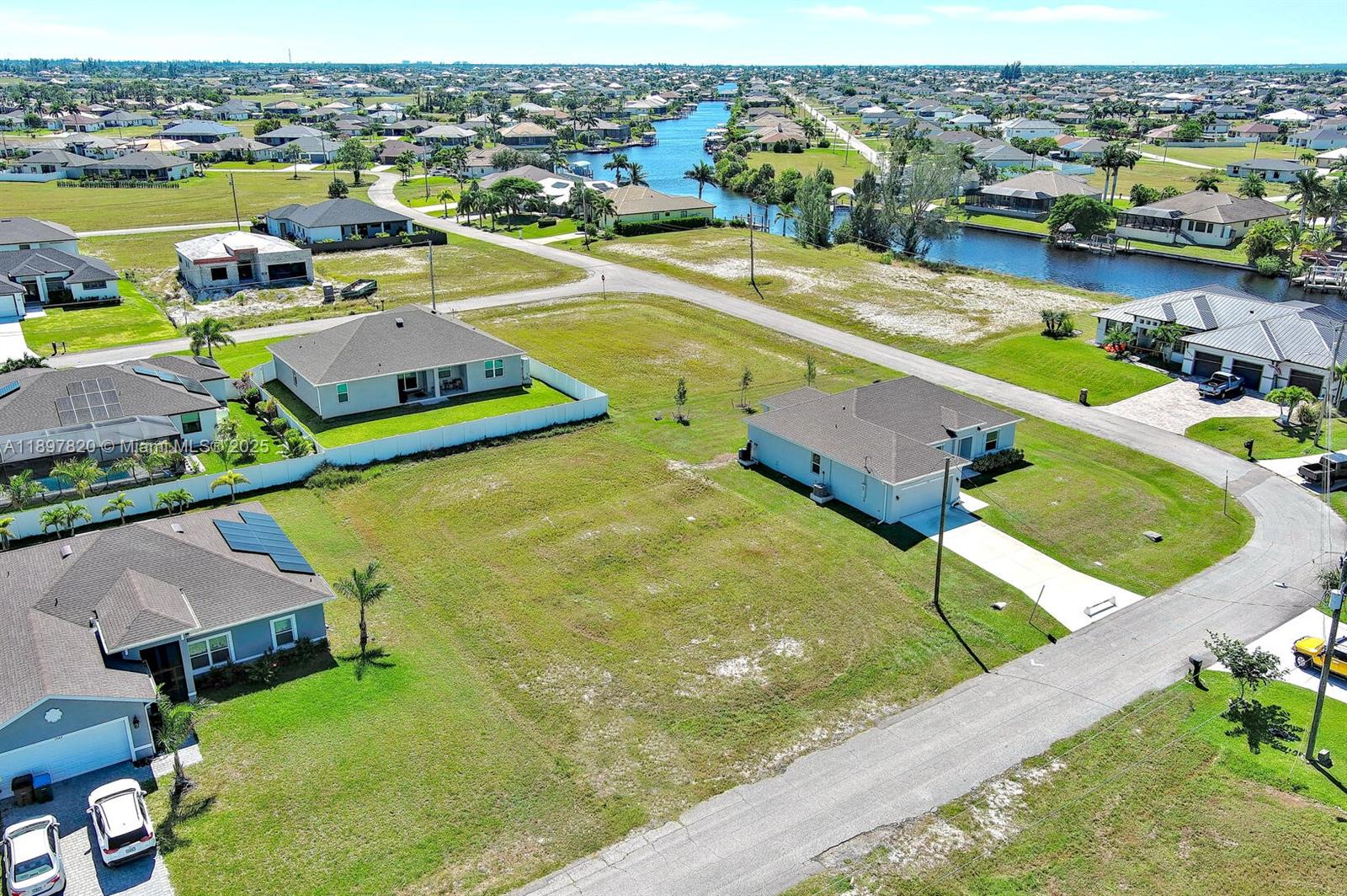 CAPE CORAL - Land