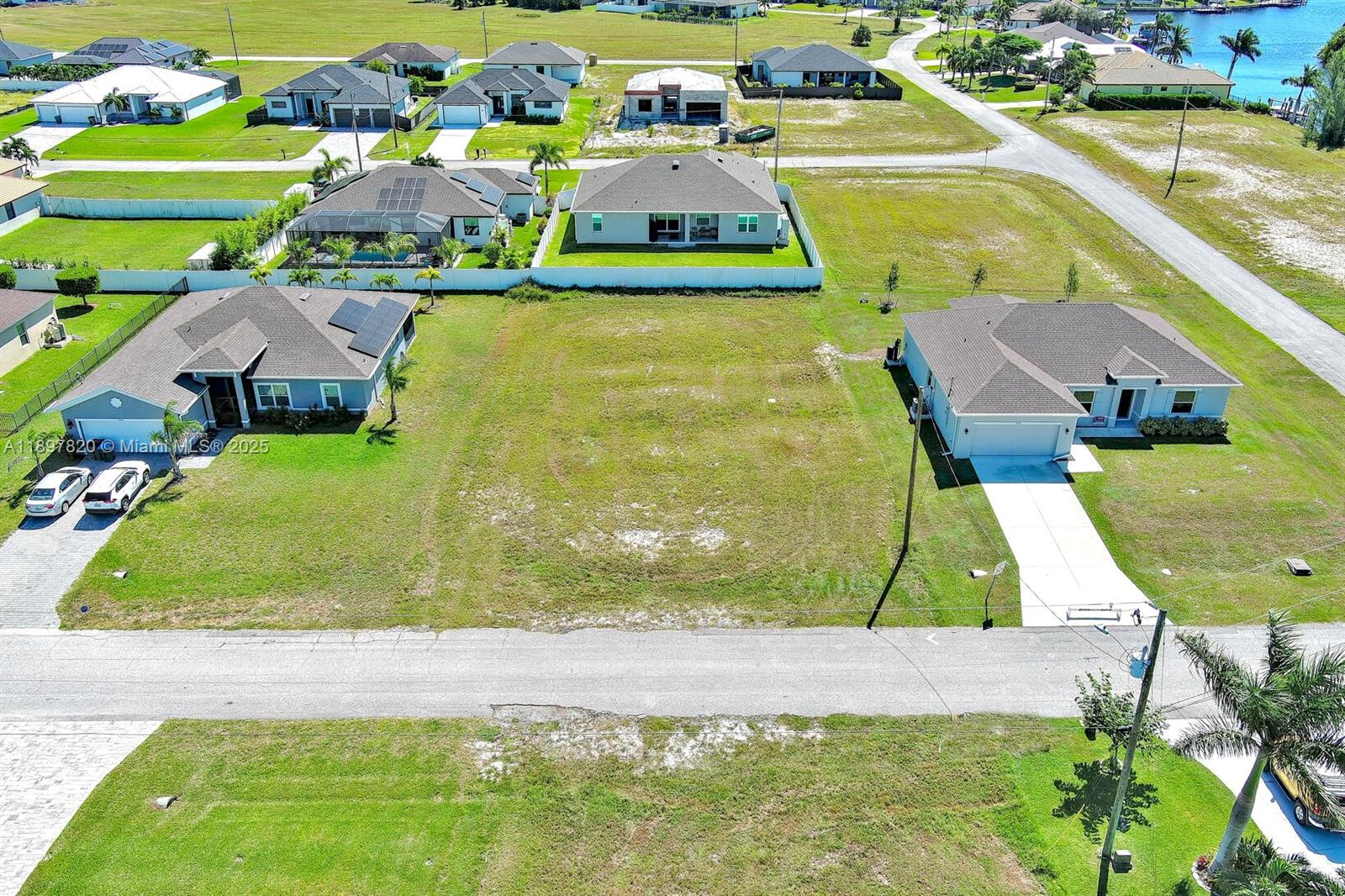 CAPE CORAL - Land