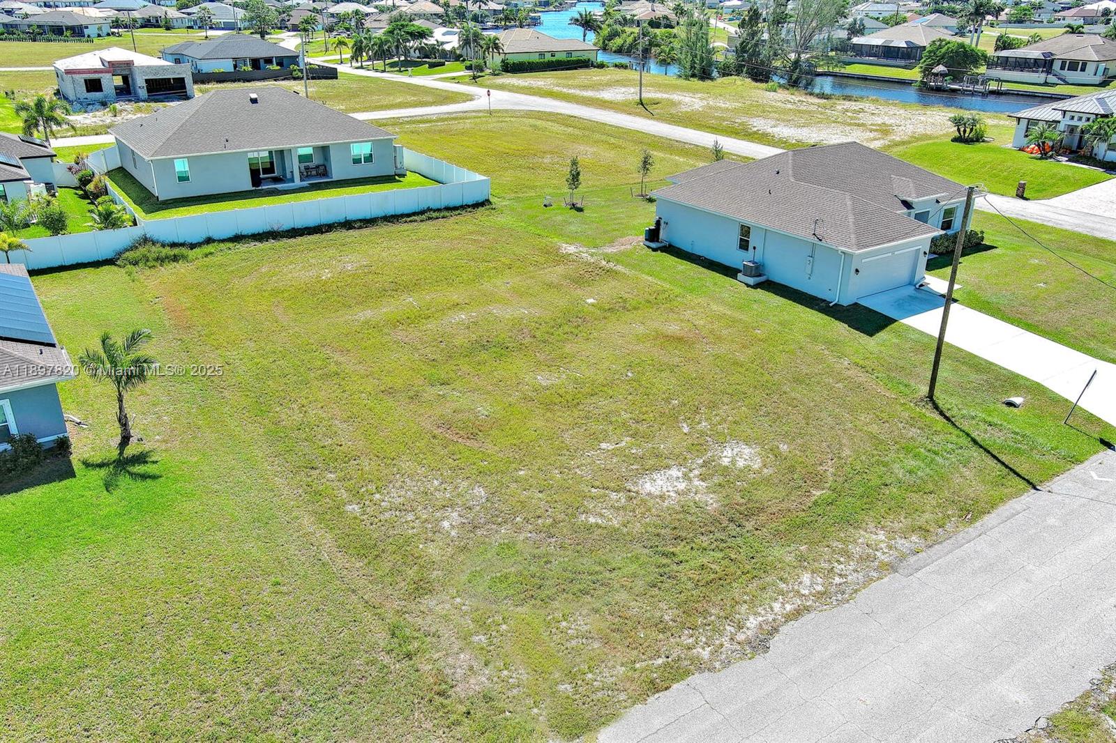 CAPE CORAL - Land
