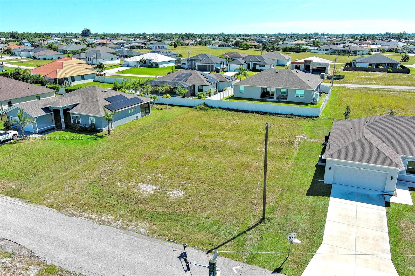 CAPE CORAL - Land