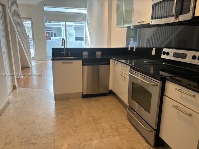 VERY NICE TWO-STORY LOFT, S/STEEL APPLIANCES, GRANITE COUNTER TOPS, LAMINATED FLOOR WASHER AND DRYER IN UNIT, BALCONY ON FIRST & SECOND FLOOR, PARKING, GYM, POOL, SAUNA, WALK TO COCO WALK, RESTAURANTS, SHOPS. LOCATED IN THE HEART OF COCONUT GROVE.  THIS IS A LIVE/WORK CONDO UNIT.

VACANT, EASY TO SHOW,