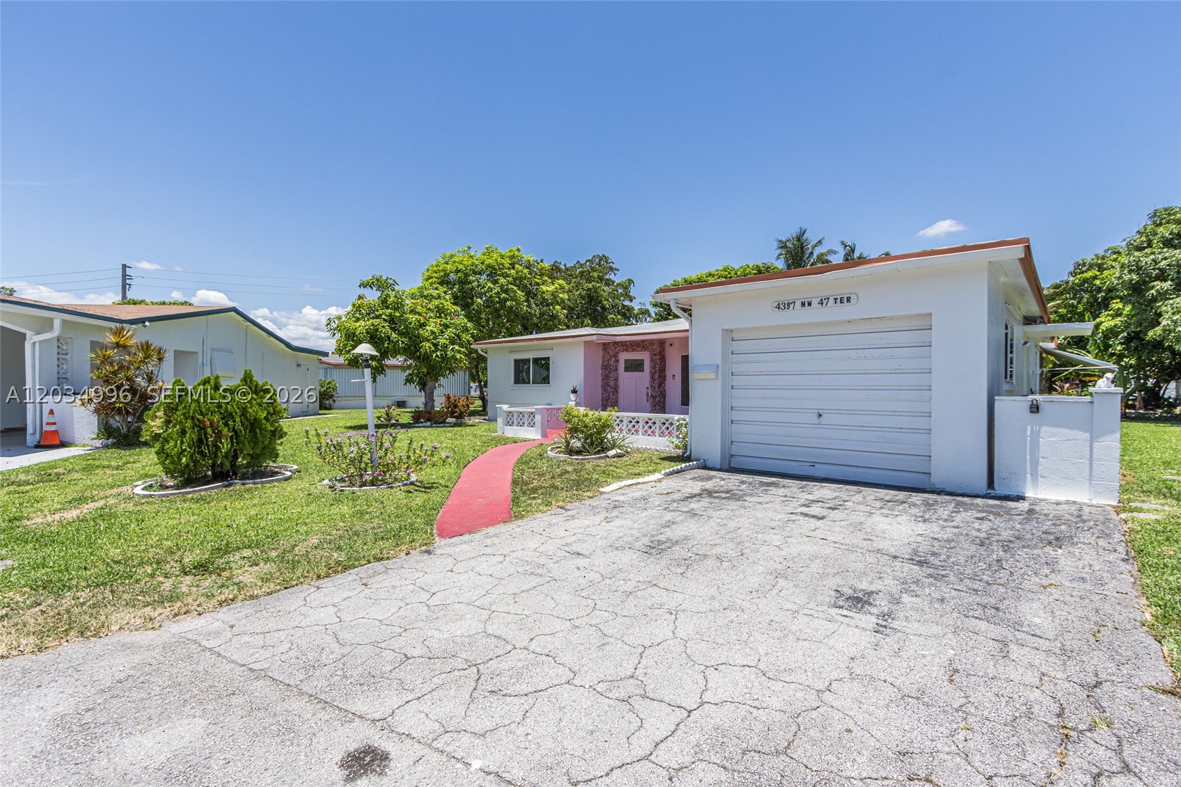EXELENT VERY SPACIOUS  SPECIAL DESIGN  NOUSE ON  A LARGE CORNER LOT  OVER 1800 SFT LIUVING SPACE  AND READY TO MOVE IN
VERY VERY REASONABLE PRICE AND EASY TO VIEW