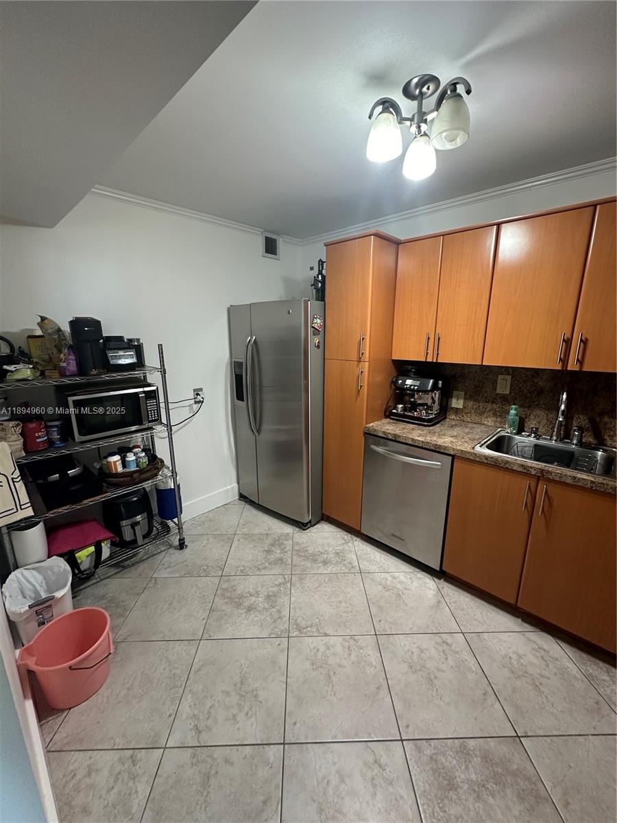 ARLEN HOUSE EAST CONDO - Residential