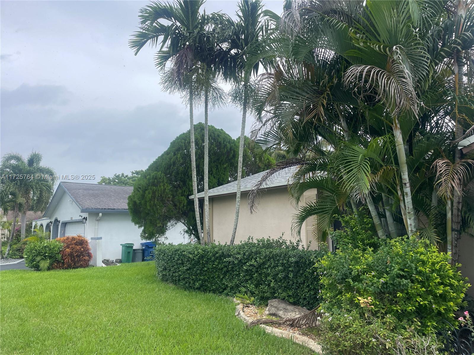 Pfessionally landscaped hurricane shutters provided "HOM CLOSE TO PARK", "THE WALK" and much more. Come and see this 1 bedroom with private entrance home that is great for living. Entertaining or relaxing.