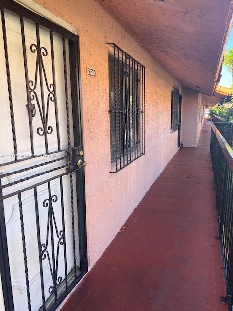 Very cozy unit with ceramic flooring, washer-dryer in unit. Centrally located close to Palmetto Hospital & expressways. Low maintenance. Great investor opportunity.