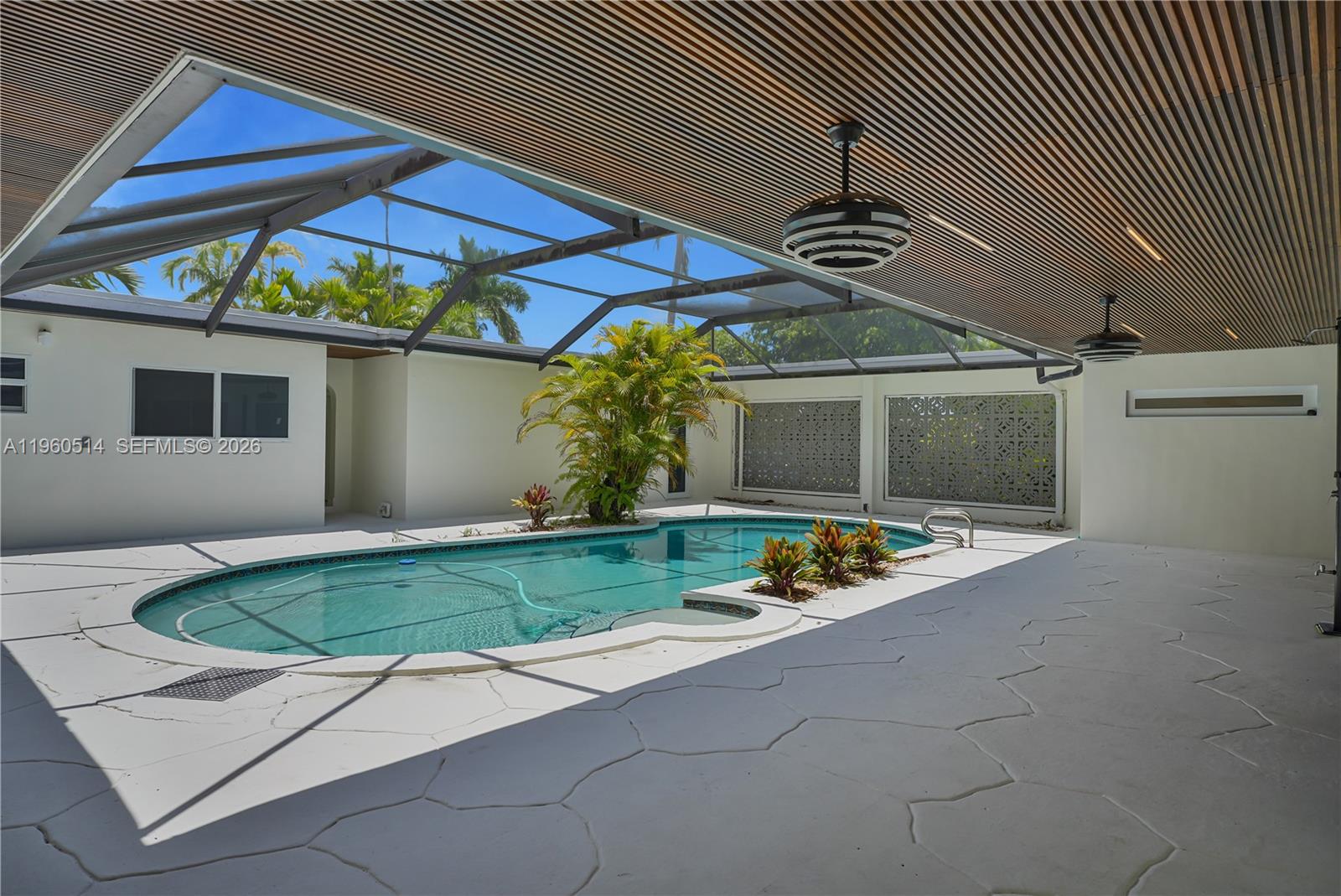 HOLLYWOOD HILLS - Residential