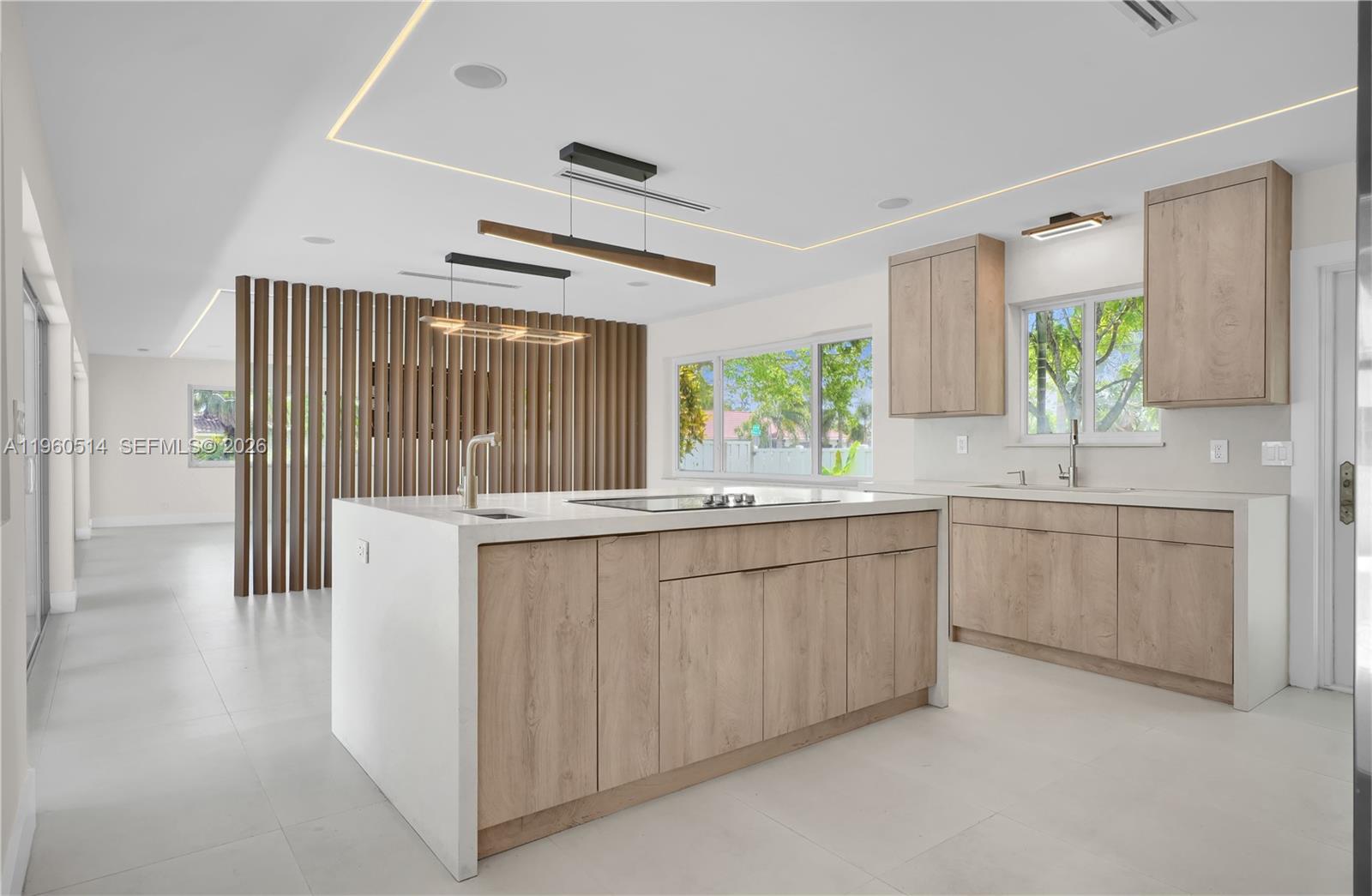 HOLLYWOOD HILLS - Residential