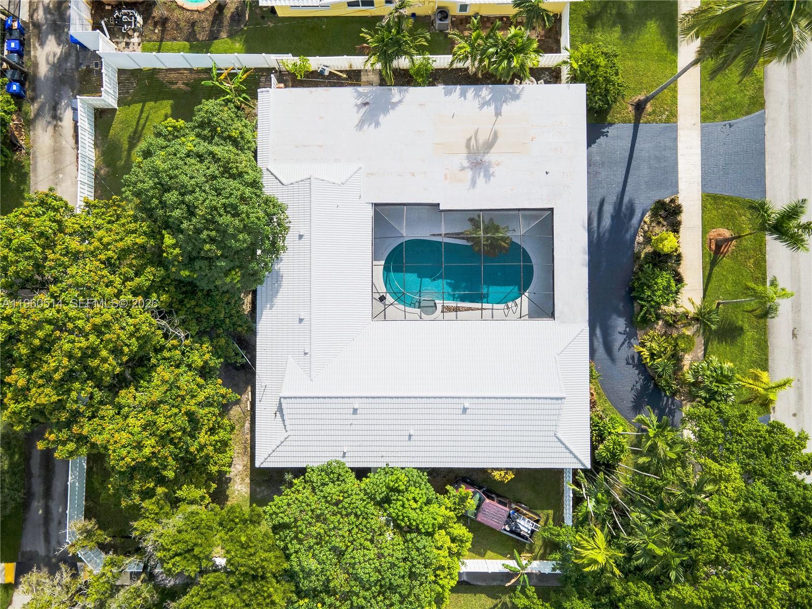 HOLLYWOOD HILLS - Residential