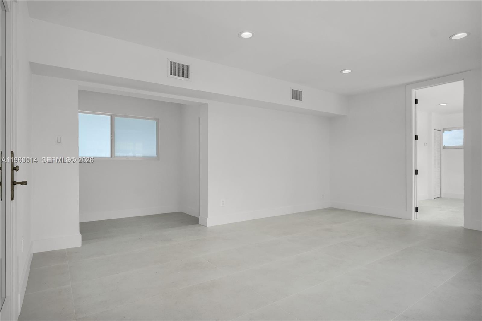 HOLLYWOOD HILLS - Residential