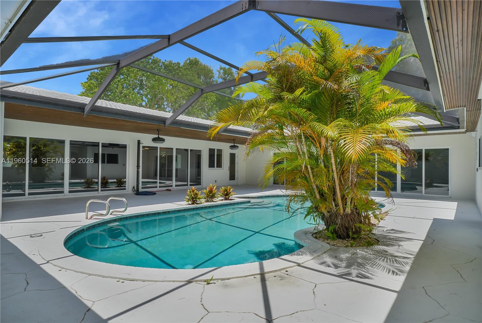 HOLLYWOOD HILLS - Residential