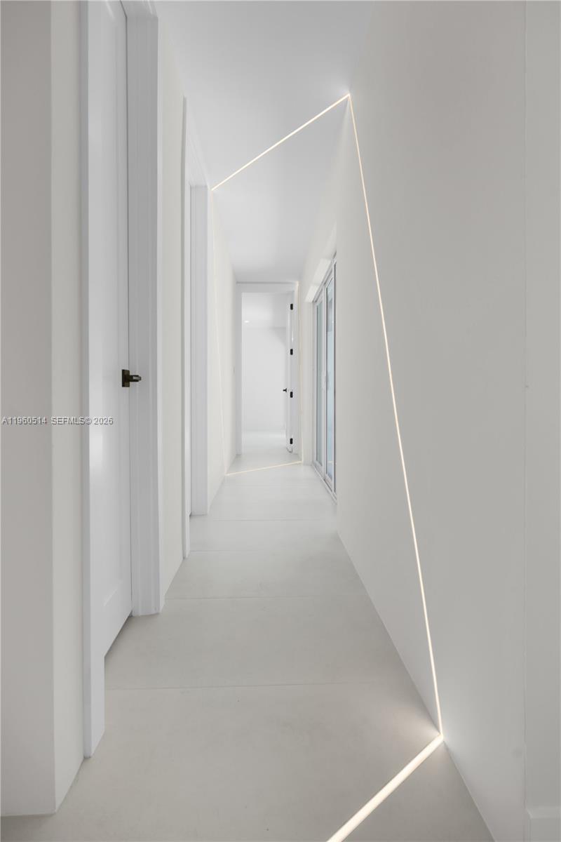 HOLLYWOOD HILLS - Residential