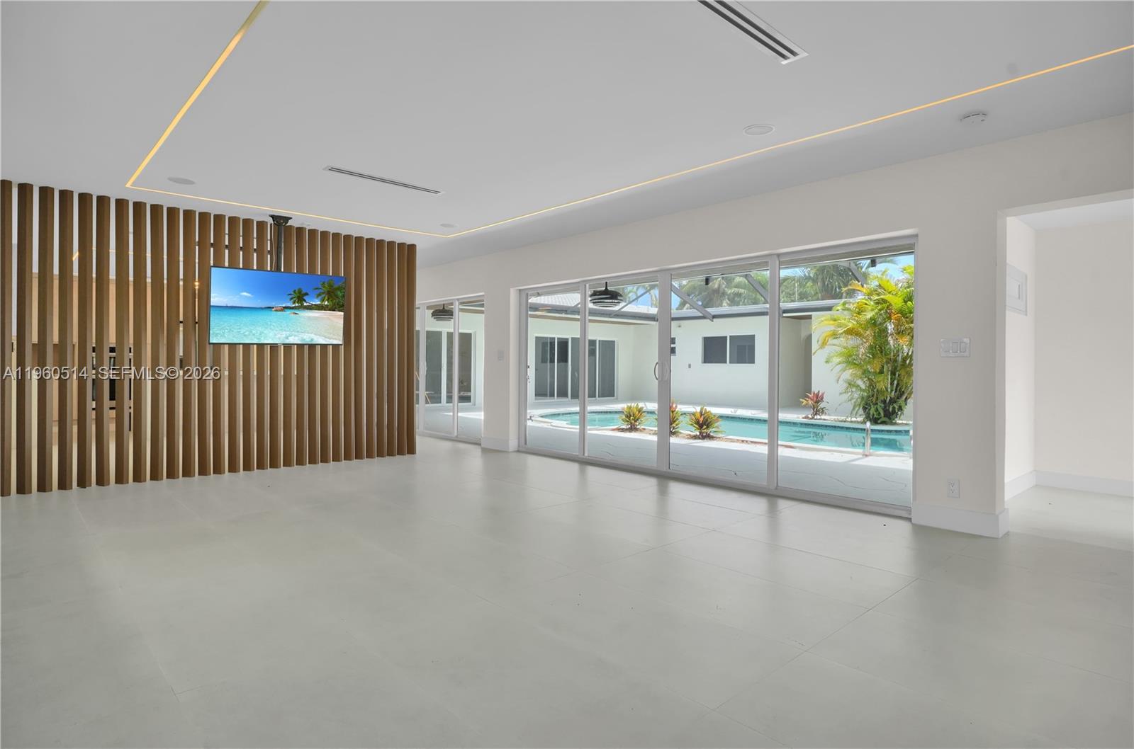 HOLLYWOOD HILLS - Residential