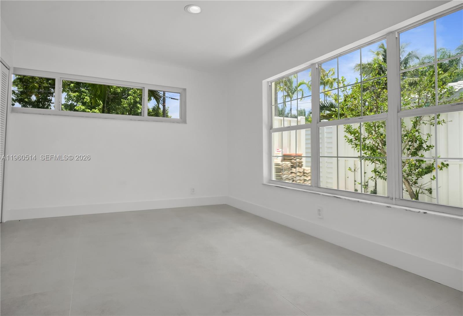 HOLLYWOOD HILLS - Residential