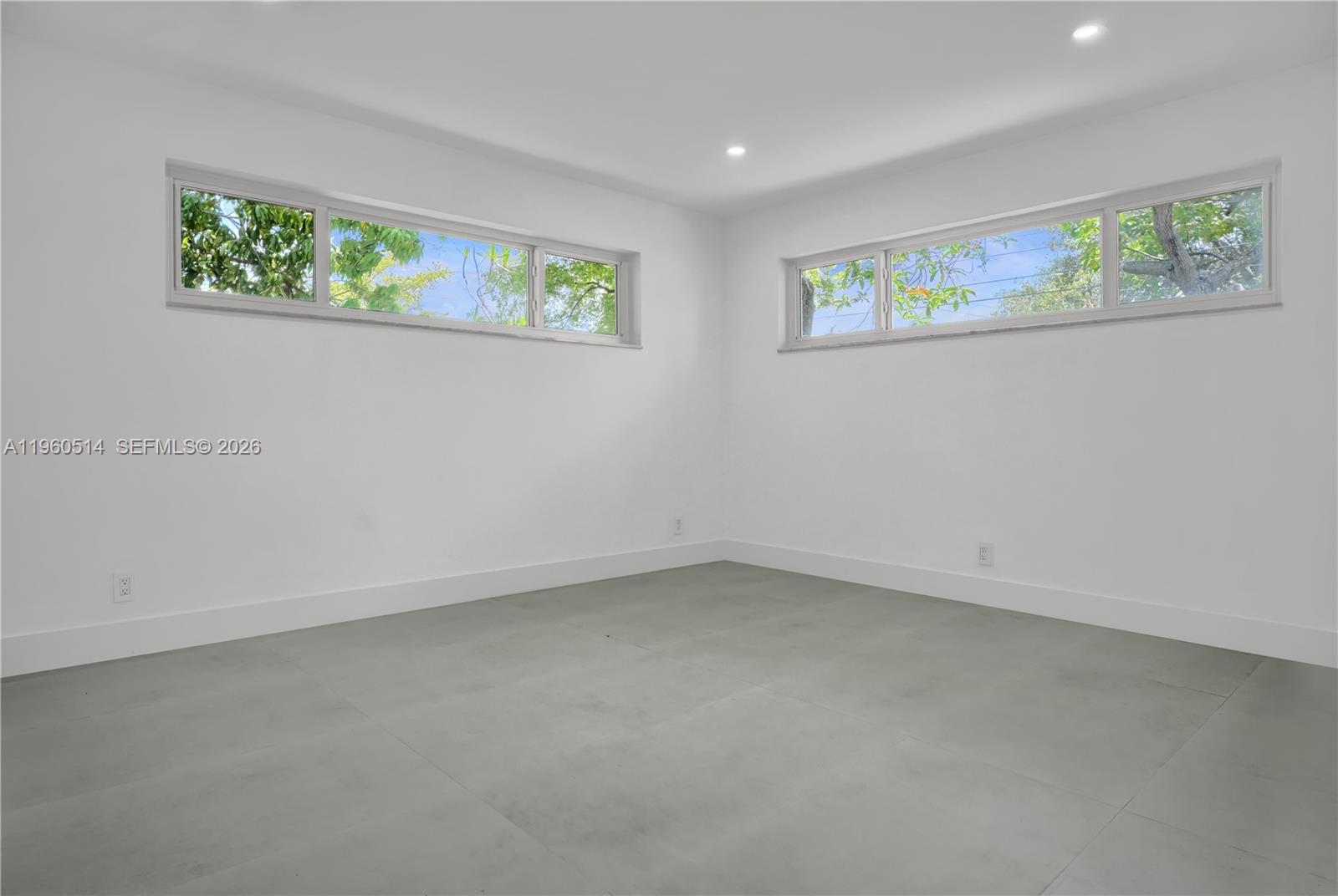 HOLLYWOOD HILLS - Residential