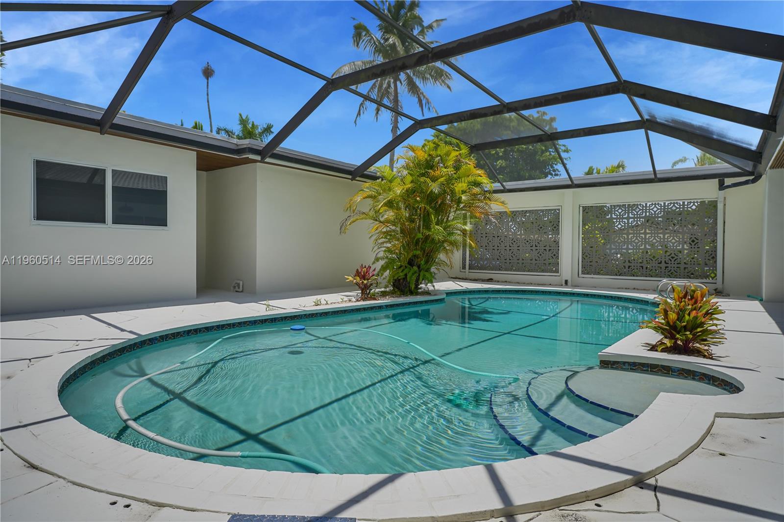 HOLLYWOOD HILLS - Residential
