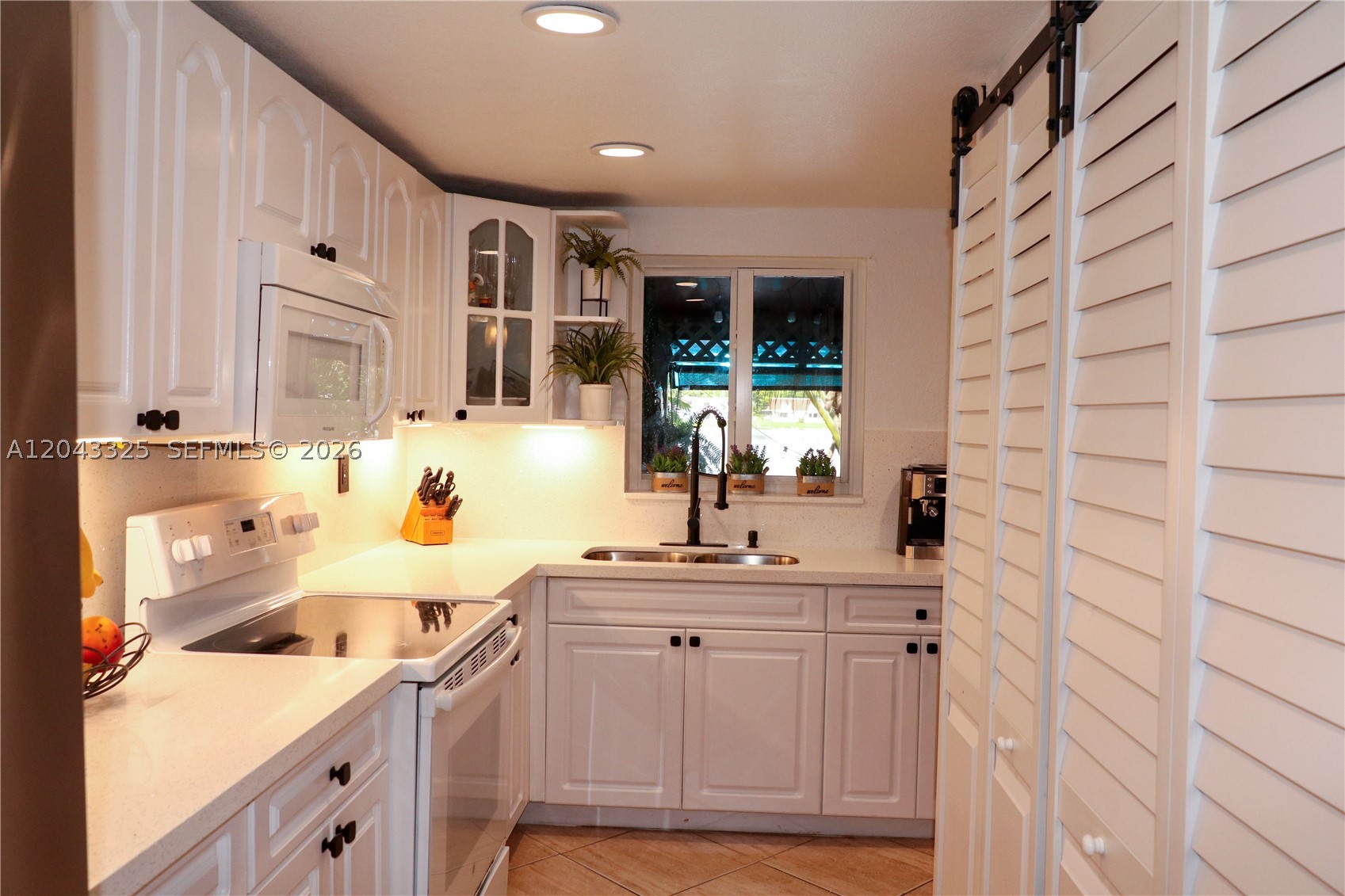 LAGUNA CONDO - Residential