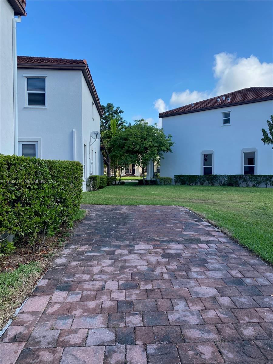 KENDALL COMMONS TOWNHOMES - Residential Lease