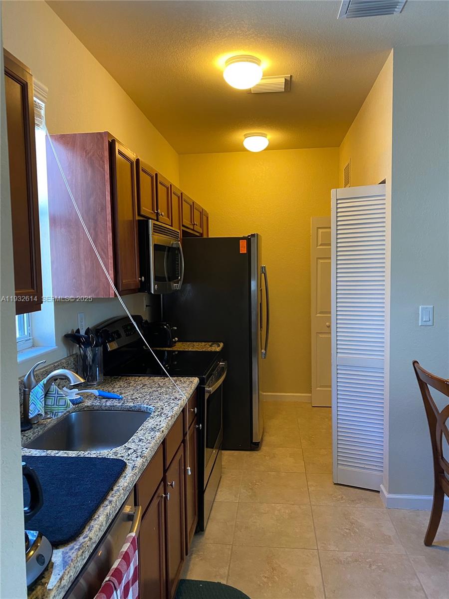 KENDALL COMMONS TOWNHOMES - Residential Lease