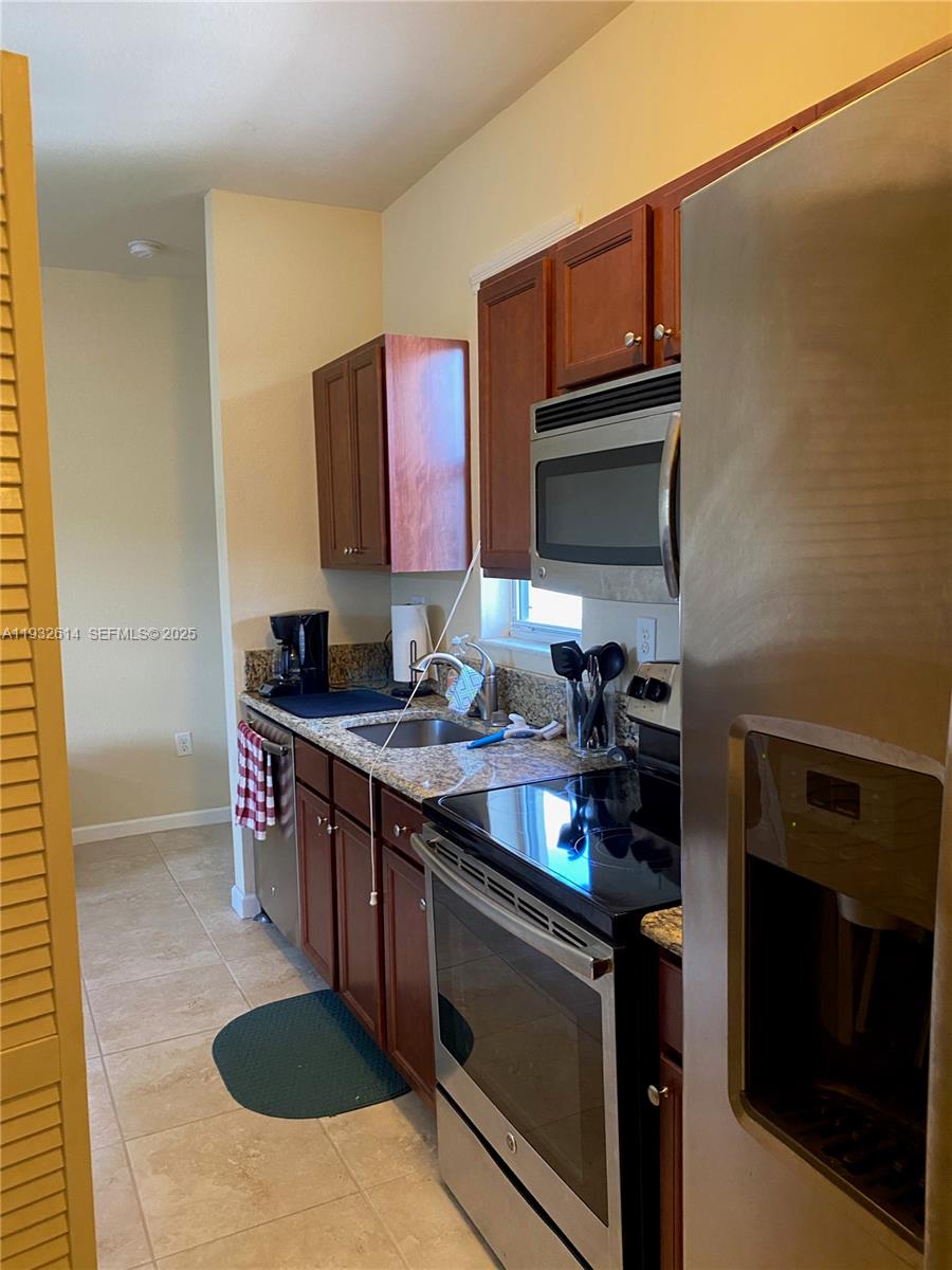 KENDALL COMMONS TOWNHOMES - Residential Lease
