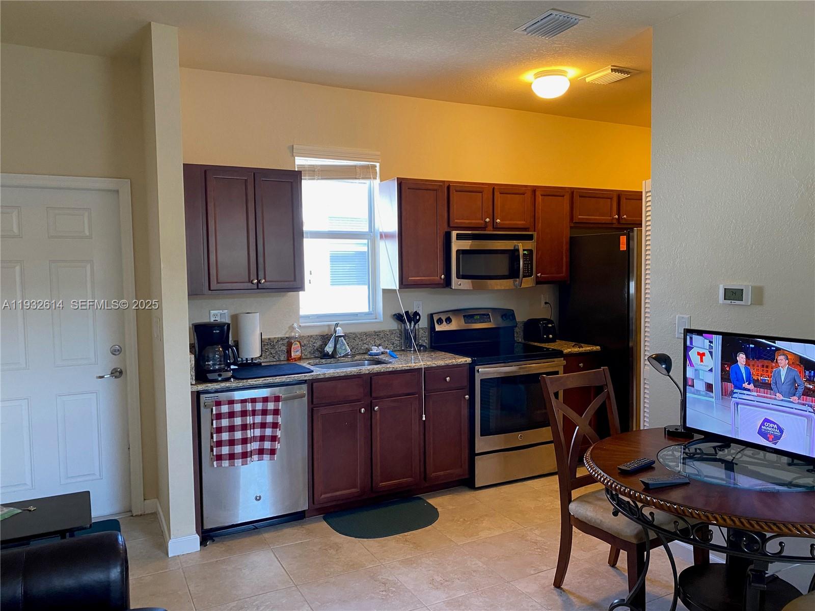 KENDALL COMMONS TOWNHOMES - Residential Lease